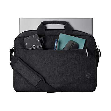 Schwarze Laptoptasche mit Zubehör: Notebook, Maus, Notizbuch, Ladegerät.