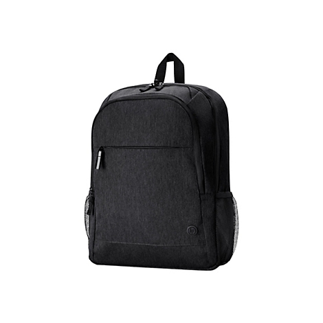 Schwarzer Rucksack vor weißem Hintergrund. Er hat ein Hauptfach, eine Fronttasche, Netztaschen an den Seiten und das HP Logo.