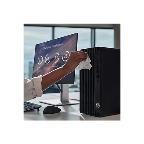 Eine Person reinigt einen schwarzen Desktop-PC. Auf dem Bildschirm sind Diagramme zu sehen.