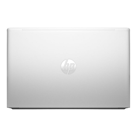 Draufsicht auf einen silberfarbenen Laptop, mit HP-Logo auf der Abdeckung.