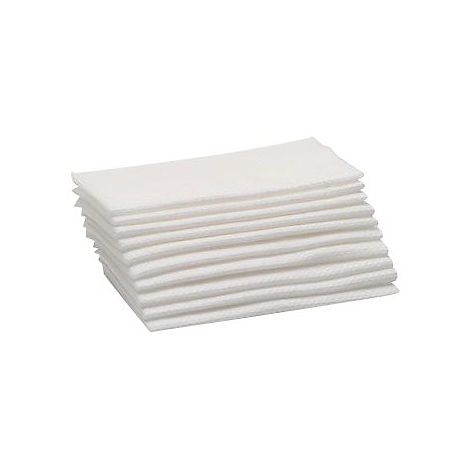 Ein Stapel weißer Papierservietten vor weißem Hintergrund. Die Servietten sind sauber gefaltet.