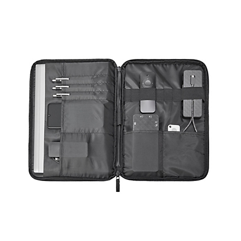 Schwarze, geöffnete Organizer-Tasche mit Reißverschluss. Enthält Laptop, Smartphone, Fernbedienung, Hub, Festplatte, etc.