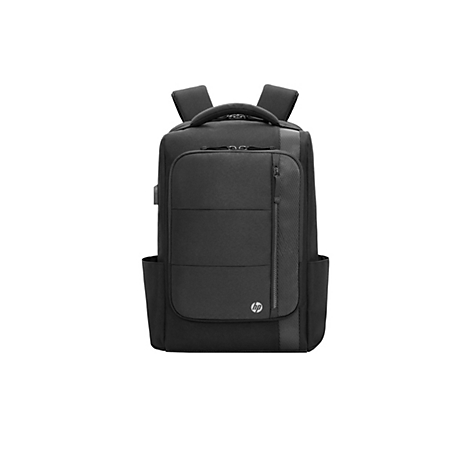 Schwarzer HP Laptop-Rucksack, auf weißem Hintergrund. Der Rucksack hat zwei Schultergurte und einen Tragegriff. Die Vorderseite ist mit mehreren horizontalen Nähten versehen und zeigt das HP-Logo.