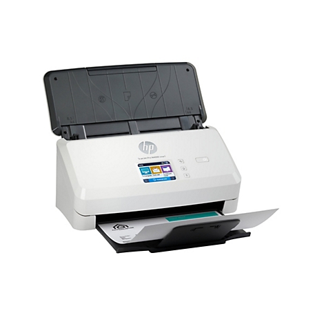 Weißer HP Scanner mit geöffnetem Deckel. Auf dem Display sind Optionen zu sehen, darunter „An Computer“, „E-Mail“, und „Netzwerk-Ordner“. Ein Blatt Papier wird vom Scanner ausgegeben.