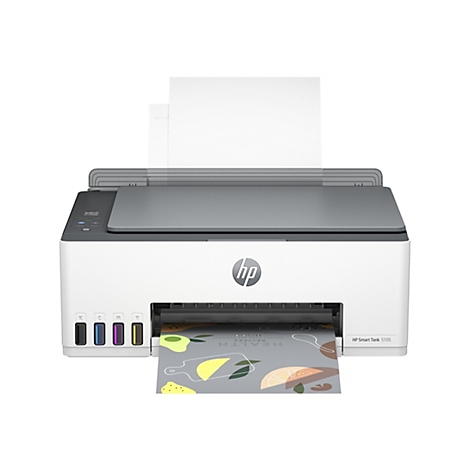 Weißer HP-Tintenstrahldrucker mit grauer Oberseite. Ein Blatt mit Rezepten kommt aus dem Ausgabefach.