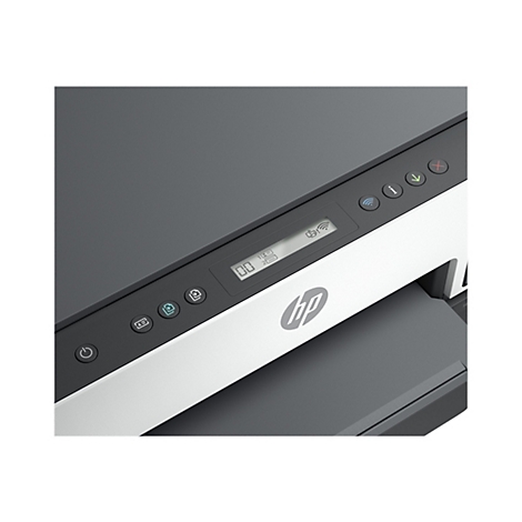 Gros plan d'une imprimante HP grise et blanche. Panneau d'affichage et divers boutons sont visibles en haut.