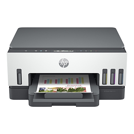 Ein weiß-grauer HP Smart Tank 7005 Drucker. Auf dem Papierausgabefach liegt ein Blatt mit Diagramm- und Pflanzenbildern. Die Tintenbehälter sind farblich gekennzeichnet.
