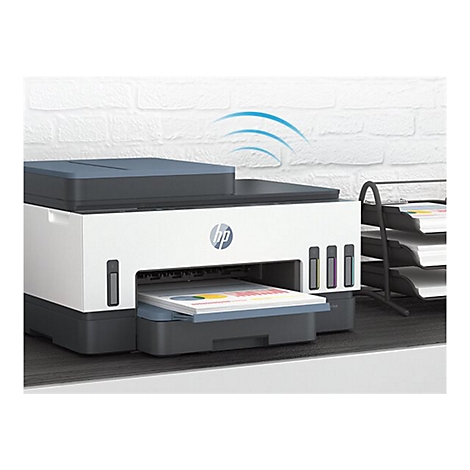 Imprimante multifonction HP avec papier dans le bac de sortie. Des ondes bleues sur l'imprimante indiquent la connectivité.