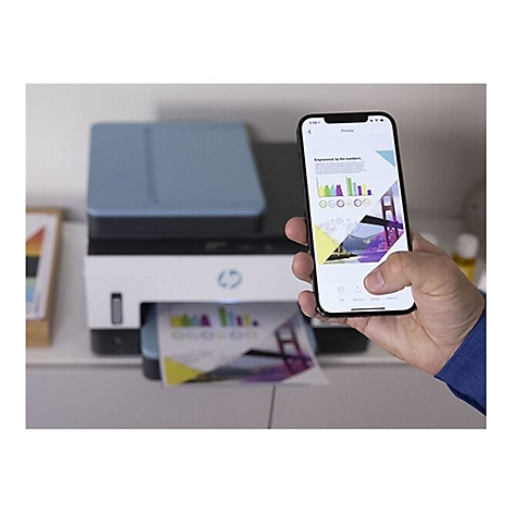 Ein Mann hält ein Handy mit einem farbigen Diagramm und einer Grafik, ein Drucker druckt Papier mit einem ähnlichen Diagramm.