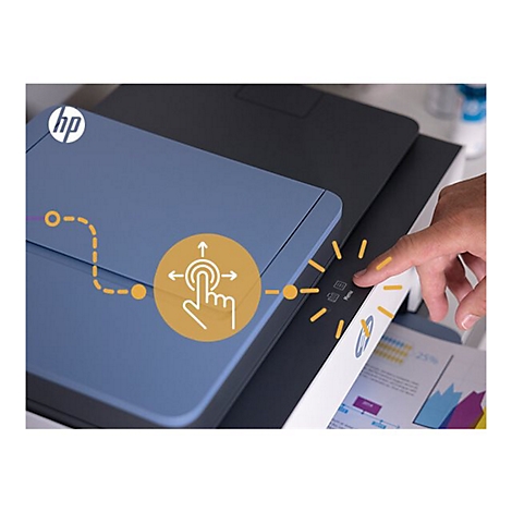 Ein Mann drückt einen Knopf an einem HP-Drucker. In der Nähe: ein Touchscreen-Symbol.