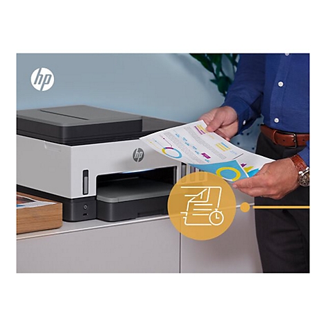Mann hält gedrucktes Papier vor Drucker, HP Logo im Bild. Büro-Szenario.