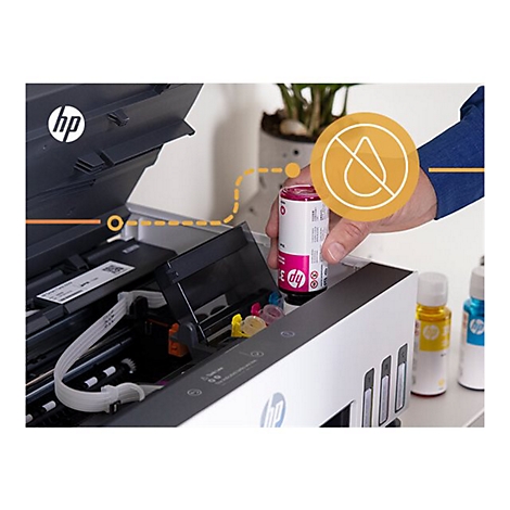 Person befüllt Druckerpatrone einer HP Drucker, ein Symbol zeigt „kein Tropfen“.