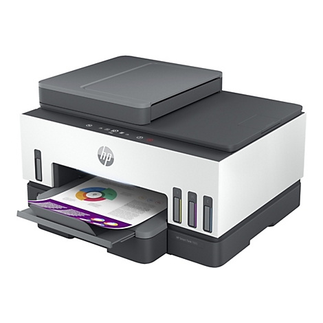Ein weiß-grauer HP Smart Tank 7605 Drucker druckt ein Diagramm. Sichtbar sind die Tintenbehälter und der Scanner.
