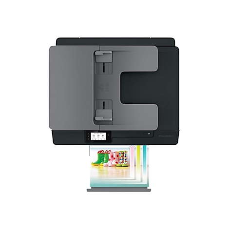 Draufsicht auf einen grauen HP Smart Tank Plus 655 Drucker. Auf einem gedruckten Blatt sind Gummistiefel abgebildet. Auf dem Display stehen Datum und Uhrzeit.