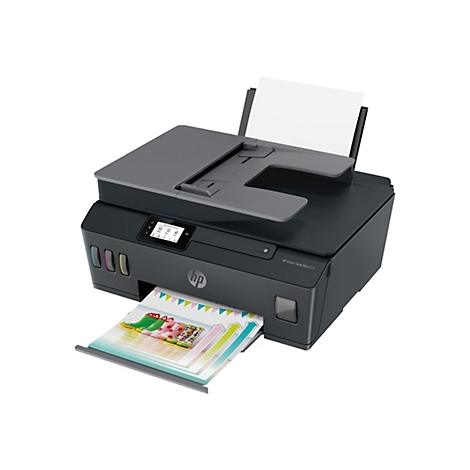Schwarzer HP-Drucker mit ausgedruckten bunten Seiten. Auf dem Display sind Optionen und das HP-Logo zu sehen.