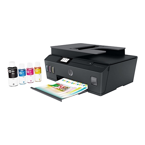 Ein schwarzer HP Smart Tank Plus 655 Drucker druckt ein farbiges Dokument aus. Dazu 4 Tintenflaschen.