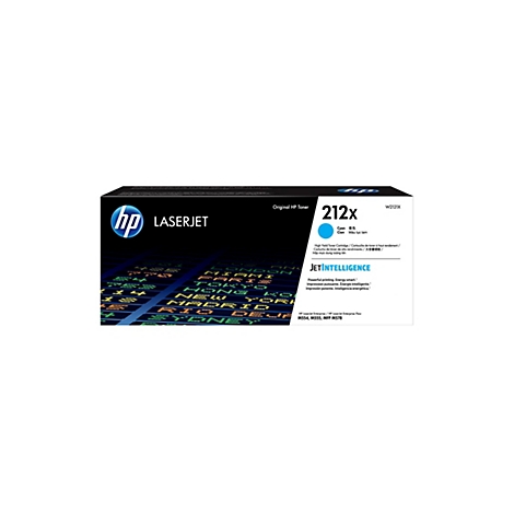 Une boîte de cartouche rectangulaire noire avec le logo bleu HP et le texte "LASERJET". L'emballage indique "Original HP Toner 212X", ainsi qu'un code couleur bleu "Cyan". L'arrière-plan montre un tableau d'affichage numérique.
