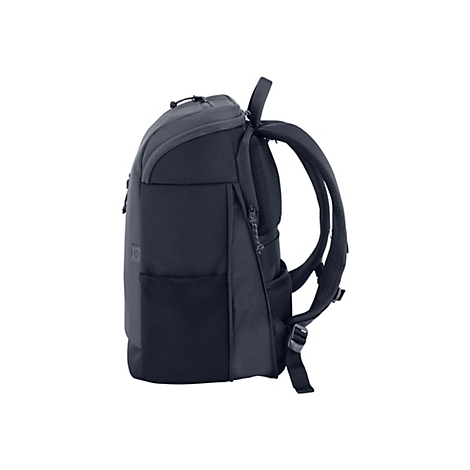 Dunkelblauer Rucksack, Seitenansicht. Sichtbar sind Trageriemen, Reißverschlüsse, und Netztaschen.