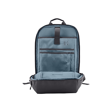 Geöffneter, grauer Rucksack. Innen hellblau mit Fächern. QR-Code und Info-Aufkleber.