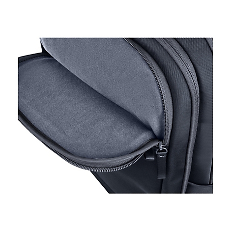 Detailansicht eines geöffneten, grauen Laptop-Innenfachs eines Rucksacks mit weichem Innenfutter.