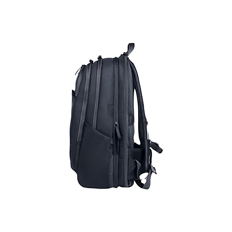 Schwarzer Rucksack in Seitenansicht. Details: Reißverschlüsse, gepolsterte Gurte, modernes Design.