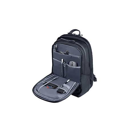 Schwarzer Rucksack mit mehreren Fächern, teilweise geöffnet, gefüllt mit Gegenständen wie Stiften, Maus und Kabeln, vor weißem Hintergrund.