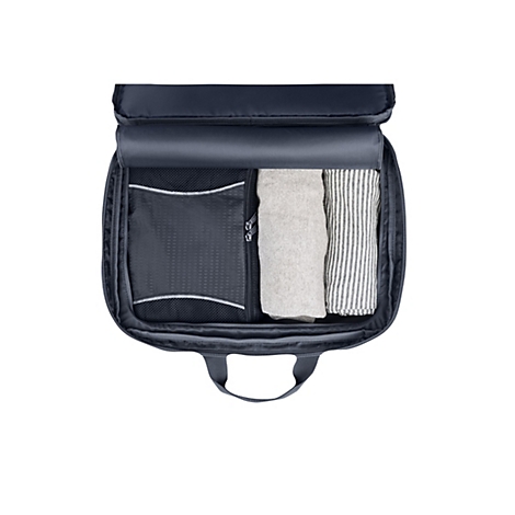 Geöffnete, dunkelgraue Tasche, bepackt mit einem schwarzen Netz-Organizer und zwei ordentlich gefalteten Textilien.