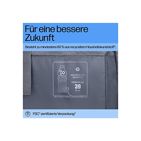 Der Ausschnitt eines grau-strukturierten Textils mit weißem Aufdruck. Aufschrift: Für eine bessere Zukunft. Enthält Text zum Recycling und der Verwendung von 39 Wasserflaschen. FSC-zertifizierte Verpackung.