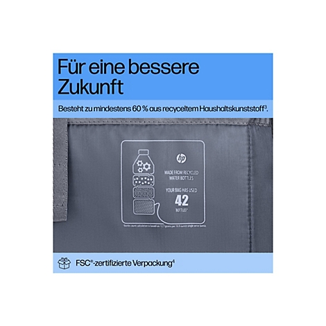 Detailaufnahme einer grauen Tasche mit weißem HP-Logo und Text, der die Verwendung von recycelten Wasserflaschen hervorhebt.
