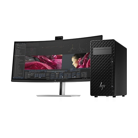 Ein schwarzer HP-Tower-PC und ein gebogener Monitor mit laufender Software. Eine Webcam ist oben am Monitor angebracht.