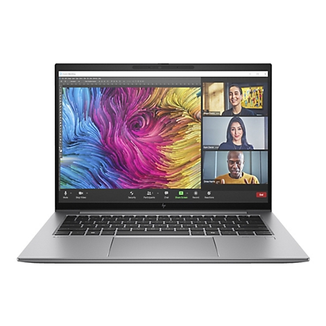 Ein silberner Laptop mit geöffnetem Deckel. Auf dem Bildschirm ist eine Zoom-Meeting-Oberfläche zu sehen, die vier Personen zeigt, die an einem Videoanruf teilnehmen. Der Hintergrund zeigt ein farbenfrohes abstraktes Muster.