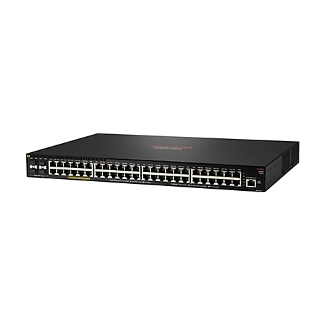 Ein schwarzer Aruba Netzwerkswitch, mit zahlreichen Anschlüssen und LED-Anzeigen, liegt auf einem weißen Hintergrund.