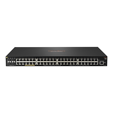 Ein schwarzer Netzwerk-Switch von Aruba. Er hat viele Ports, Anzeigen und Beschriftungen, darunter '10GbE SFP+ Ports' und '10/100/1000 BASE-T PoE+ Ports'.