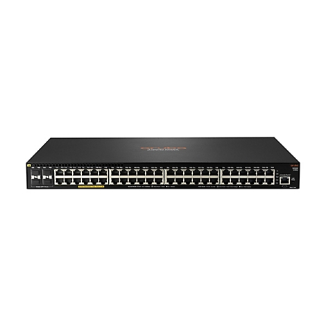 Schwarzer Netzwerk-Switch mit Ports und Beschriftungen. Das Aruba-Logo ist zu sehen.