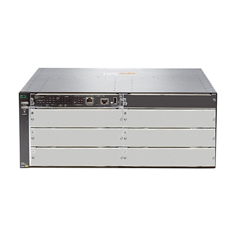 Un commutateur réseau HPE Aruba gris avec plusieurs baies et étiquettes. L'appareil est posé sur un fond blanc.