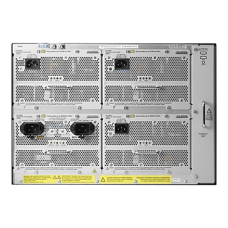 Un appareil électronique gris avec plusieurs connexions d'alimentation. Étiquettes avec des avis d'avertissement et des détails techniques.