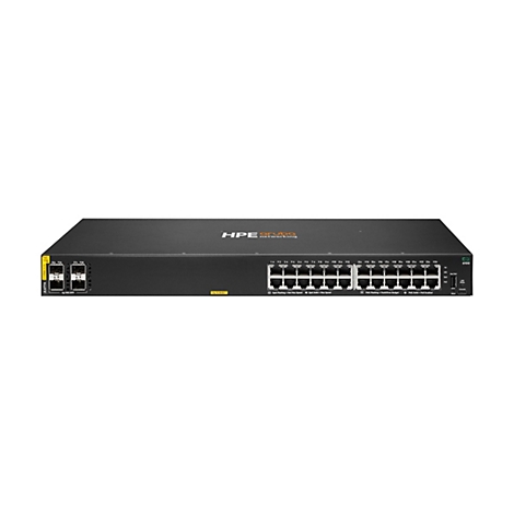 Ein schwarzer HPE Aruba Netzwerk-Switch, der auf einer weißen Oberfläche platziert ist. Das Gerät hat mehrere Anschlüsse auf der Vorderseite, darunter 24 RJ45-Ports und mehrere SFP-Ports. Der Switch zeigt auch LED-Anzeigen, eine Konsole und eine Reset-...