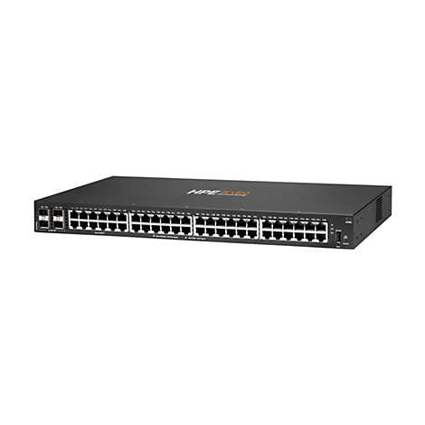 Ein schwarzer Netzwerk-Switch mit zahlreichen Anschlüssen. Auf der Oberseite steht "HPE Aruba networking". Auf der rechten Seite sind Anschlüsse, darunter ein Reset-Knopf.