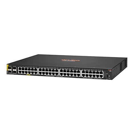 Ein schwarzer Aruba 6100 Switch mit zahlreichen Anschlüssen. Die Aufschrift „Aruba“ ist oben rechts erkennbar.