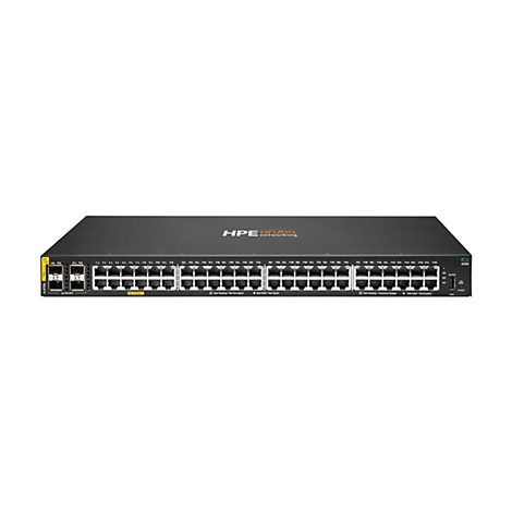 Ein schwarzer Netzwerk-Switch, mit Anschlüssen, Beschriftungen und dem HPE Aruba-Logo.