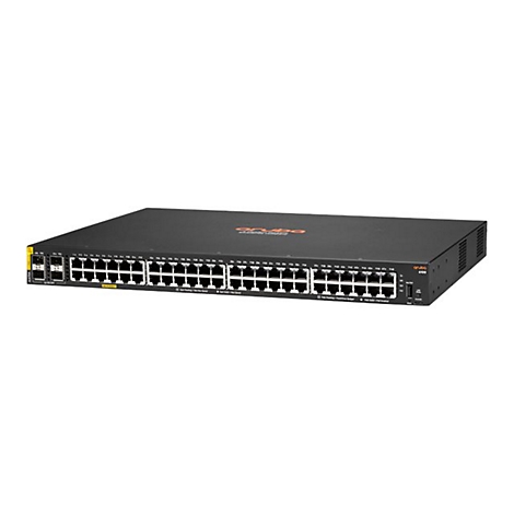 Ein schwarzer Aruba-Switch mit vielen Ports und dem Aruba-Logo. Das Gerät steht vor weißem Hintergrund.