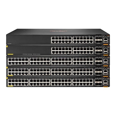 Quatre commutateurs réseau noirs Aruba empilés. Vue de face avec de nombreux ports et voyants.