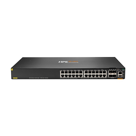 Ein schwarzer Netzwerk-Switch von HPE Aruba, der vor einem weißen Hintergrund abgebildet ist. Er hat zahlreiche Ports und Anzeigen. Auf dem Gerät befindet sich der Schriftzug HPE Aruba Networking.