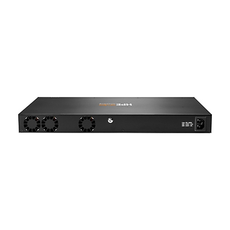 Schwarzer Netzwerk-Switch, Rückseite, mit Lüftern und Stromanschluss; Logo HPE Aruba Networking.