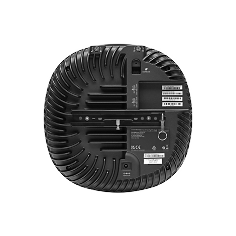 Vue arrière d'un point d'accès noir et rond. On peut voir les numéros de série, les prises de connexion, un système de montage et des ailettes pour la dissipation de la chaleur.
