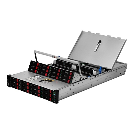 Ein Server mit geöffneter Front, viele Festplatten mit roten Griffen sichtbar, silbernes Gehäuse, weißer Hintergrund.