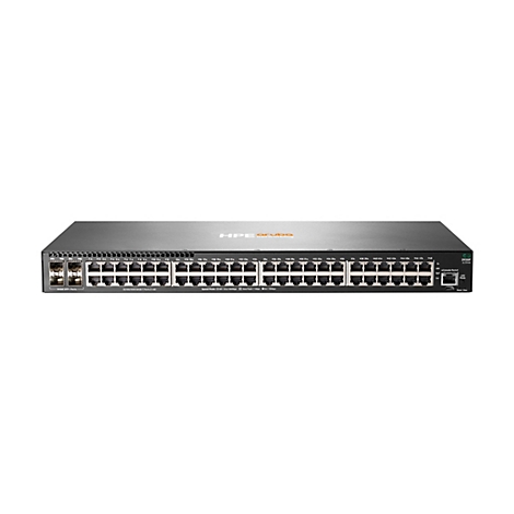Ein schwarzer HPE Aruba Netzwerk-Switch mit Ports und Anschlüssen. Oben ist das HPE Aruba-Logo zu sehen, darunter eine Reihe von Ports, beschriftet mit Zahlen und Buchstaben.