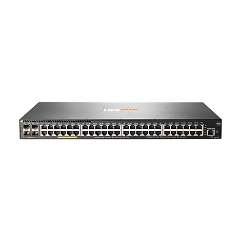 Ein schwarzer Netzwerk-Switch mit Ports und Anschlüssen. Oben steht der Schriftzug "HPE Aruba".