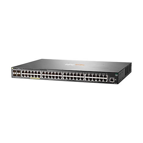 Ein schwarzer Netzwerk-Switch mit zahlreichen Anschlüssen und dem HPE Aruba Logo. Auf der Oberseite befinden sich verschiedene Anschlüsse und Anzeigen. Die Beschriftung '10/100/1000 BASE-T PoE+ Ports' ist sichtbar.