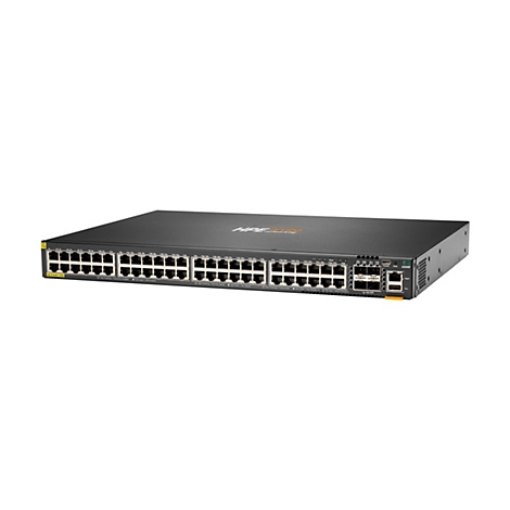 Ein schwarzer Netzwerk-Switch mit vielen Anschlüssen und dem HPE Aruba Networking Logo. Der Switch steht vor weißem Hintergrund.